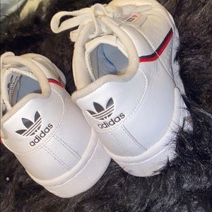 Tennis shoes